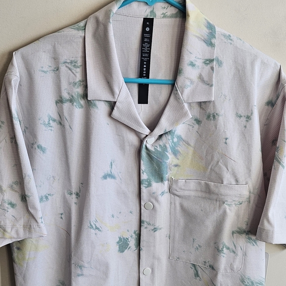 NWT Lululemon Athletica Airing Easy Short-Sleeve Snap Button Shirt - Size XL - Picture 2 of 11